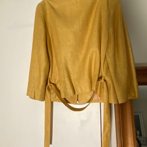 HOST PICK 🎉🌸 Vintage gold 100% silk blazer - Picture 4 of 7